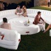 Un salon de jardin gonflable pour 30 personnes