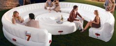 Un salon de jardin gonflable pour 30 personnes