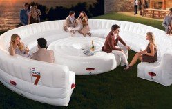 Un salon de jardin gonflable pour 30 personnes