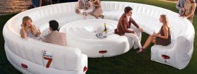 Un salon de jardin gonflable pour 30 personnes