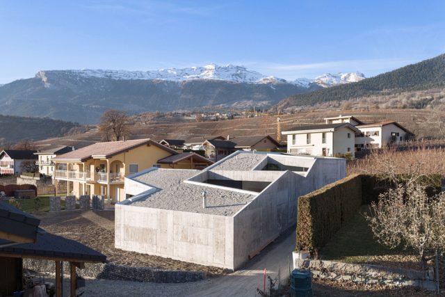 Anako Architecture dévoile sa forteresse en béton 